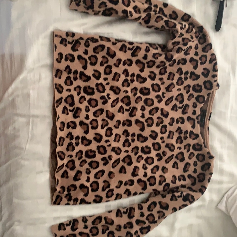 Tahari Medium cheetah sweater